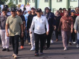 Pjs Bupati Mojokerto Akhmad Jazuli dalam kegiatan jalan sehat.(blok-a.com/Syahrul Wijaya)