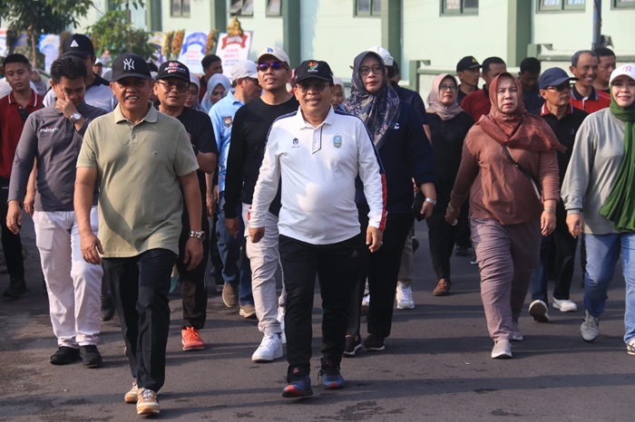 Pjs Bupati Mojokerto Akhmad Jazuli dalam kegiatan jalan sehat.(blok-a.com/Syahrul Wijaya)