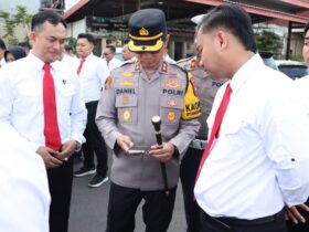 Kapolres Mojokerto Kota sedang memeriksa ponsel anggotanya.(dokumen Polres)