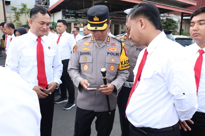 Kapolres Mojokerto Kota sedang memeriksa ponsel anggotanya.(dokumen Polres)