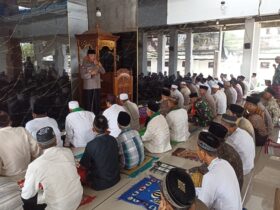 Kasat Binmas Polres Mojokerto kota adakan kegiatan Jumat Kamtibmas di masjid Al Falah, Gembongan, Gedeg, Mojokerto.(dokumen Polres)