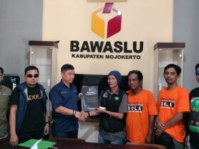 Sejumlah relawan Idola melaporkan dugaan pelanggaran ASN ke Bawaslu.(blok-a.com/Syahrul Wijaya)