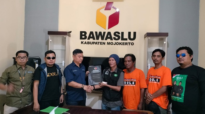 Sejumlah relawan Idola melaporkan dugaan pelanggaran ASN ke Bawaslu.(blok-a.com/Syahrul Wijaya)