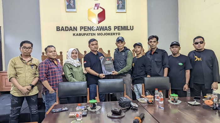 Relawan nderek kiai Mojopahit didampingi kuasa hukum saat melapor ke Bawaslu.(blok-a.com/Syahrul Wijaya)