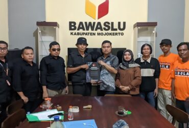 Relawan nderek kiai melaporkan dua kades atas dugaan pelanggaran netralitas Pilkada ke Bawaslu.(blok-a.com/Syahrul Wijaya)