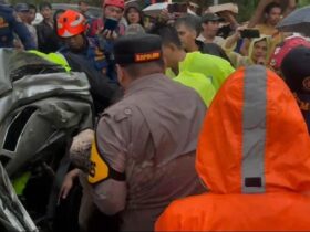 Kapolres Purwakarta saat mengevakuasi korban kecelakaan di tol Cipularang.(dokumen Polres)