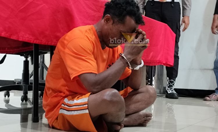 Matias Leu tertunduk lesu dan menangis usai ditangkap di Mapolres Gresik akibat aksi KDRT.(blok-a.com/ivan)