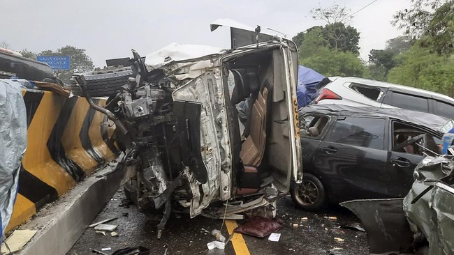 Kecelakaan beruntun di Tol Cipularang KM 92, Senin (11/11). (Dok. PJR Cipularang)