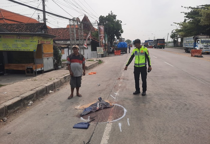 Anggota Unit Laka Satlantas Polres Gresik saat melakukan olah TKP di Jalan Raya Desa Duduksampeyan, Gresik.(istimewa)