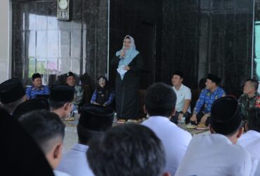 Plt Bupati Gresik Hj Aminatun Habibah saat mengunjungi Pondok Pesantren Tanbihul Ghofilin Al Mustofa Desa Sidoraharjo Kecamatan Kedamean, Senin (18/11/2024).