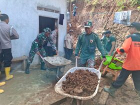 Jajaran Polsek Pesanggaran bersama anggota TNI dan warga, saat kerja bakti di Desa Kandangan, Selasa (12/11/2024).(blok-a.com/Kuryanto)