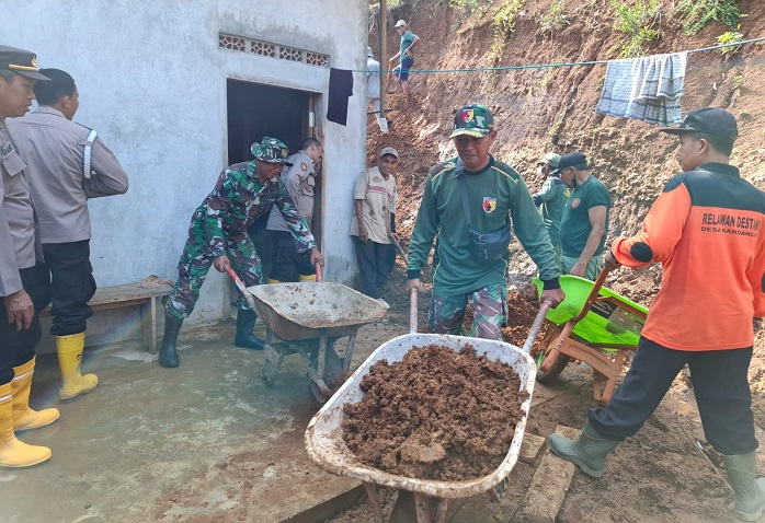 Jajaran Polsek Pesanggaran bersama anggota TNI dan warga, saat kerja bakti di Desa Kandangan, Selasa (12/11/2024).(blok-a.com/Kuryanto)