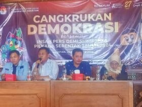 Penyampaian lomba KPU Magetan saat cangkrukan demokrasi di RM Harmadha Joglo, Selasa (26/11/2024).