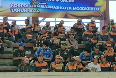 Pj Wali kota Mojokerto bersama Sekdakot, Dandim, Wakapolres, Danpom, kepala kejaksaan negeri makan bersama tukang becak, juru parkir, dan penyapu jalan.(blok-a.com/Syahrul Wijaya)