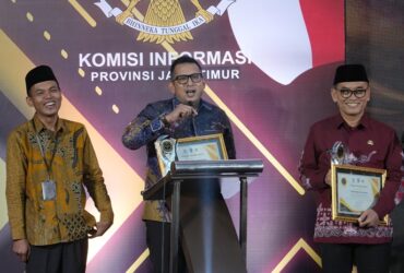 Pj wali kota Mojokerto bersama Plt Kadis Kominfo mendapat piagam peringkat pertama keterbukaan informasi.(dokumen Kominfo)