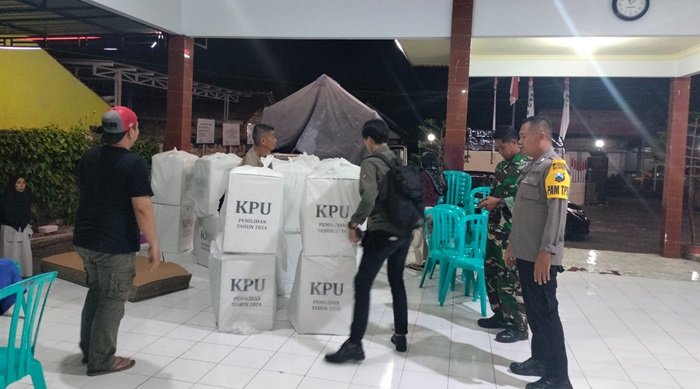 Jajaran Polresta Banyuwangi bersama personel TNI mengawal penyerahan logistik hasil penghitungan suara dari TPS ke PPS dan PPK Kecamatan, Kamis (28/11/2024).(blok-a.com/Kuryanto)