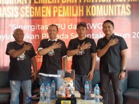 Komisioner KPU Gresik Devisi Hukum dan Pengawasan, Andri Agus Susilo (kanan) saat menjadi pembicara dalam sosialisasi Pilkada 2024 di Halaman Balai Wartawan Gresik.