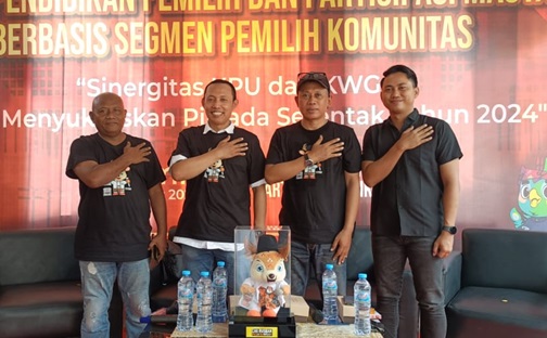 Komisioner KPU Gresik Devisi Hukum dan Pengawasan, Andri Agus Susilo (kanan) saat menjadi pembicara dalam sosialisasi Pilkada 2024 di Halaman Balai Wartawan Gresik.