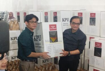 Anggota KPU RI saat mengecek logistik di Gudang KPU Kota Malang. (blok-a.com/Yogga Ardiawan)