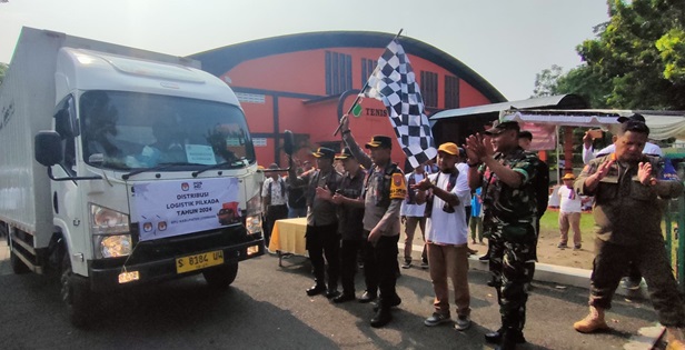 Pelepasan mobil pendistribusian logistik KPU kabupaten Jombang.(blok-a.com/Syahrul Wijaya)