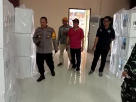 Kapolsek cek pengiriman logistik Pilkada ke PPK Kecamatan Jetis.