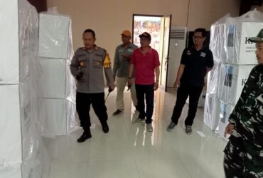 Kapolsek cek pengiriman logistik Pilkada ke PPK Kecamatan Jetis.