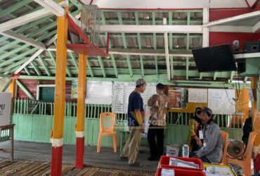 Proses pemungutan suara di balai Pesusukan TPS 07 Kelurahan Lumpur yang warganya sebagian besar nelayan. (blok-a.com/Ivan)