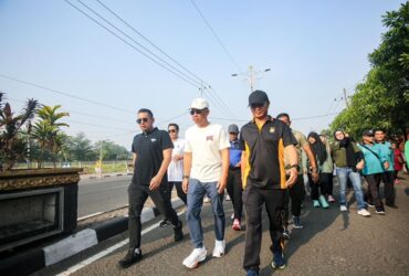 Pj wali kota Mojokerto M Ali Kuncoro jalan sehat bersama Sekda kota dan OPD.(Dokumen Kominfo)