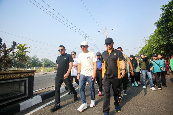 Pj wali kota Mojokerto M Ali Kuncoro jalan sehat bersama Sekda kota dan OPD.(Dokumen Kominfo)