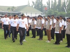 Sekdakab Jombang bersama Wakapolres Jombang periksa barisan peserta apel siaga pengawasan tahapan masa tenang Pilkada.(blok-a.com/Syahrul Wijaya)