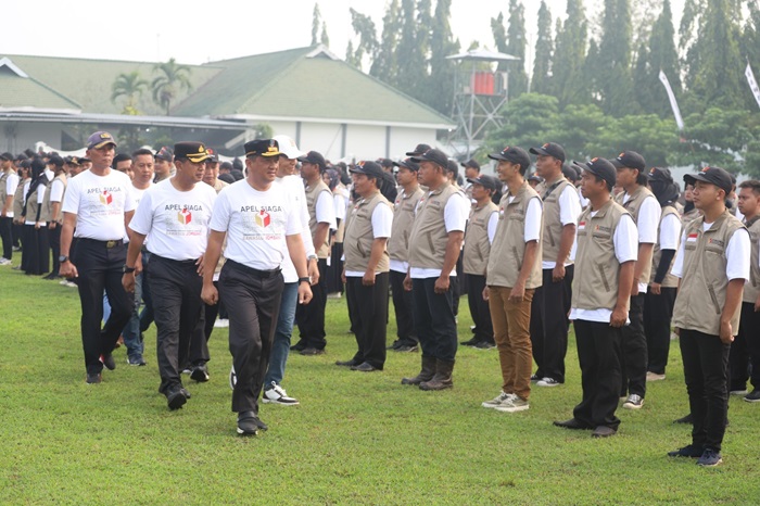 Sekdakab Jombang bersama Wakapolres Jombang periksa barisan peserta apel siaga pengawasan tahapan masa tenang Pilkada.(blok-a.com/Syahrul Wijaya)