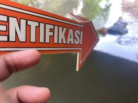 Evakuasi mayat yang ditemukan di bawah jembatan desa Gempolkerep, Kabupaten Mojokerto.(blok-a.com/Syahrul Wijaya)