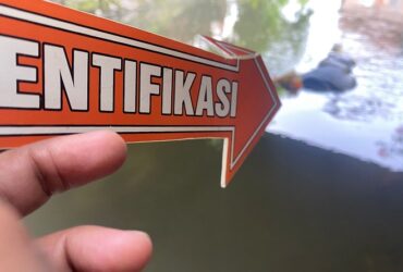 Evakuasi mayat yang ditemukan di bawah jembatan desa Gempolkerep, Kabupaten Mojokerto.(blok-a.com/Syahrul Wijaya)