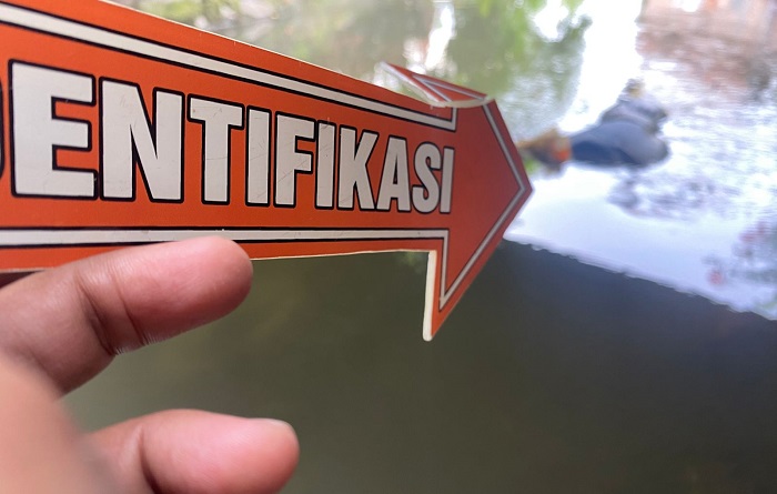 Evakuasi mayat yang ditemukan di bawah jembatan desa Gempolkerep, Kabupaten Mojokerto.(blok-a.com/Syahrul Wijaya)