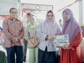 Bu Min secara simbolis menyerahkan Bantuan Langsung Tunai DBHCHT Kabupaten Gresik Tahun 2024.