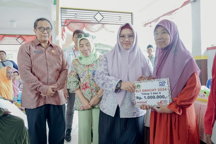 Bu Min secara simbolis menyerahkan Bantuan Langsung Tunai DBHCHT Kabupaten Gresik Tahun 2024.