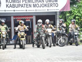 Dandim 0815 dan Kapolres Mojokerto naiki motor untuk patroli jaga kondusivitas logistik Pilkada serentak.(blok-a.com/Syahrul Wijaya)