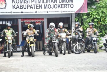 Dandim 0815 dan Kapolres Mojokerto naiki motor untuk patroli jaga kondusivitas logistik Pilkada serentak.(blok-a.com/Syahrul Wijaya)