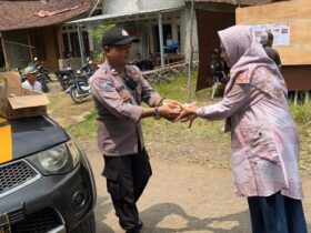 Polsek Licin bagikan makanan gratis kepada warga yang sudah menggunakan hak pilihnya, Rabu (27/11/2024).(blok-a.com/Kuryanto)