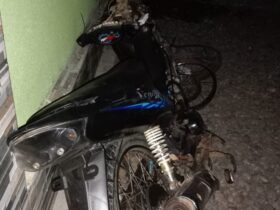 Salah satu motor yang terlibat kecelakaan di Jalan Raya Yosomulyo jurusan Genteng, masuk Dusun Krajan, Desa Yosomulyo, Kecamatan Gambiran, Banyuwangi. (dok. Kanit Lantas Polsek Gambiran)