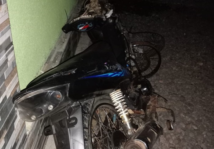 Salah satu motor yang terlibat kecelakaan di Jalan Raya Yosomulyo jurusan Genteng, masuk Dusun Krajan, Desa Yosomulyo, Kecamatan Gambiran, Banyuwangi. (dok. Kanit Lantas Polsek Gambiran)