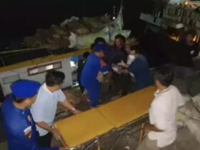 Petugas saat mengevakuasi Bahrawi, ABK Kapal yang tersambar petir saat melaut di Selat Bali, Minggu (17/11/2024). (Dok. Satpolairut Polresta Banyuwangi untuk blok-a.com)