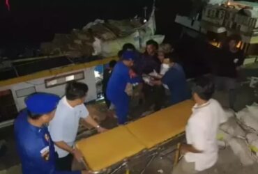 Petugas saat mengevakuasi Bahrawi, ABK Kapal yang tersambar petir saat melaut di Selat Bali, Minggu (17/11/2024). (Dok. Satpolairut Polresta Banyuwangi untuk blok-a.com)