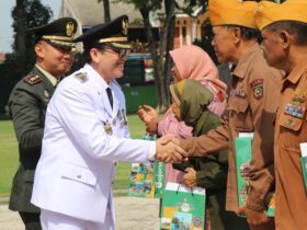 Pj Bupati Bojonegoro memberikan tali asih kepada pejuang veteran di upacara peringatan Hari Pahlawan di Alun-Alun Bojonegoro, Minggu (10/11/2024).