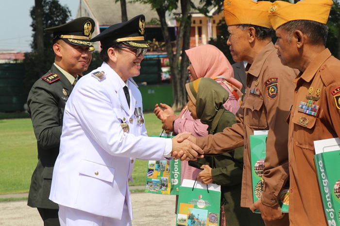Pj Bupati Bojonegoro memberikan tali asih kepada pejuang veteran di upacara peringatan Hari Pahlawan di Alun-Alun Bojonegoro, Minggu (10/11/2024).
