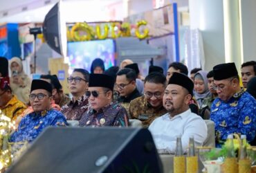 Bupati Gresik Fandi Akhmad Yani, didampingi Sekda Ir. Achmad Washil Miftahul Rachman di pameran Gresik Inovasi Festival (Ginofest) 2024 di Atrium Iconmall.