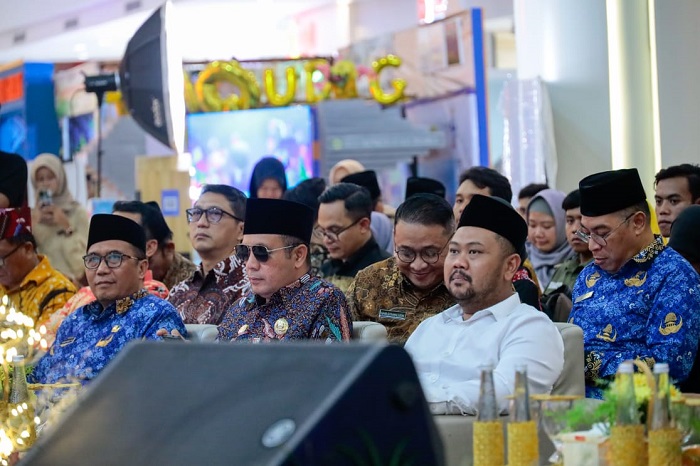 Bupati Gresik Fandi Akhmad Yani, didampingi Sekda Ir. Achmad Washil Miftahul Rachman di pameran Gresik Inovasi Festival (Ginofest) 2024 di Atrium Iconmall.