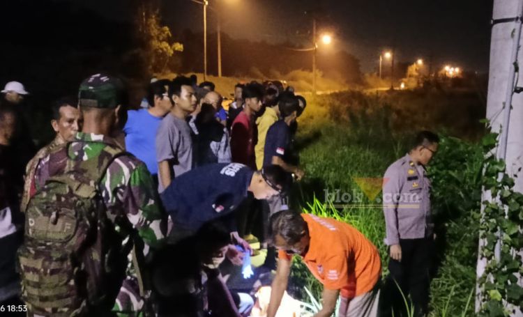 Petugas kepolisian dan inafis saat olah TKP sebuah parit di samping jalan Dusun Tempel, Desa Kedungmungal, Kecamatan Pungging, Selasa (26/11/2024).(blok-a.com/Syahrul Wijaya)