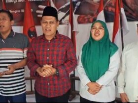 Paslon JADI bersama tim pemenangan usai menggelar konferensi pers di Gedung DPC PDIP Magetan, Rabu malam (28/11/2024).