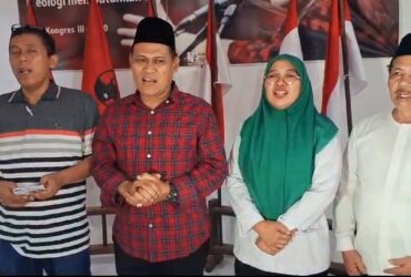Paslon JADI bersama tim pemenangan usai menggelar konferensi pers di Gedung DPC PDIP Magetan, Rabu malam (28/11/2024).